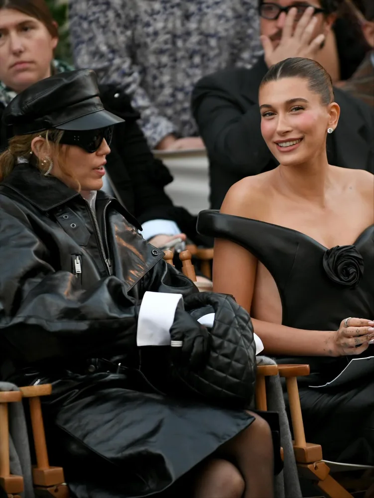 Mayli Sayrus və Heyli Biber “Vogue World” tədbirində