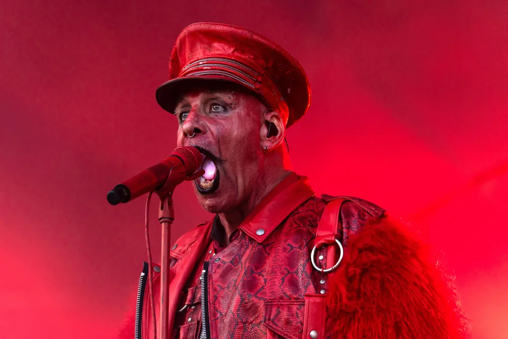 Rammsteinin solistinə görə etiraz aksiyası