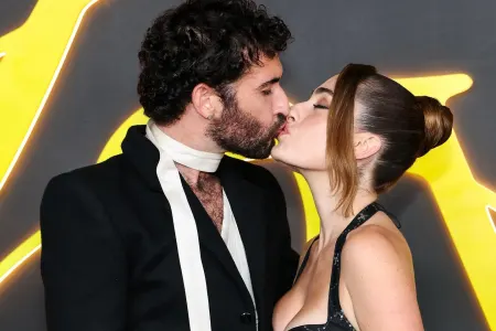 Qırmızı xalçada öpüşdülər