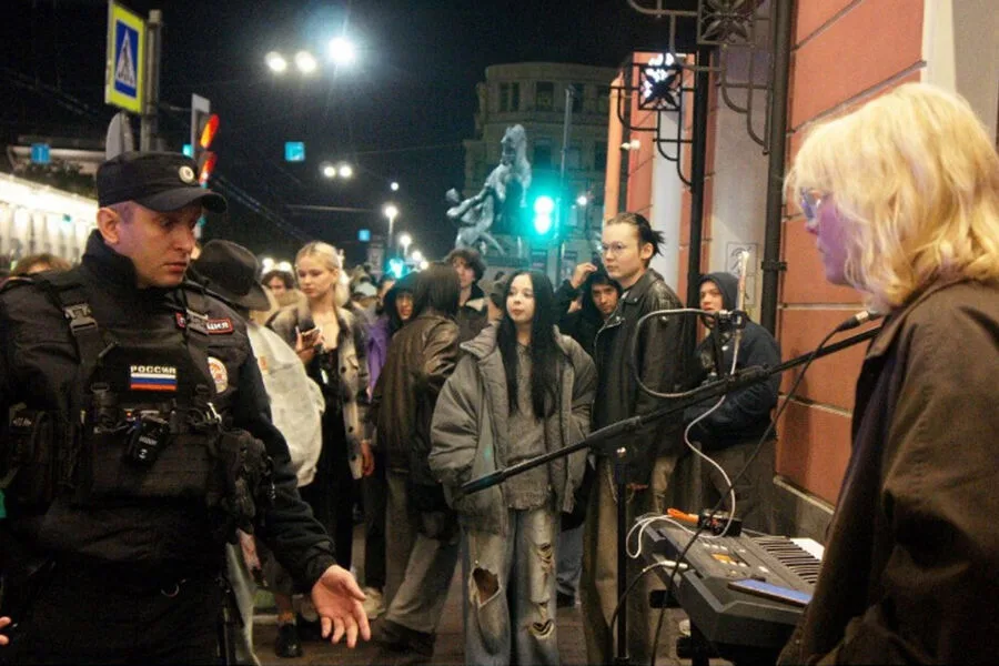 18 yaşlı küçə musiqiçisi həbs edildi