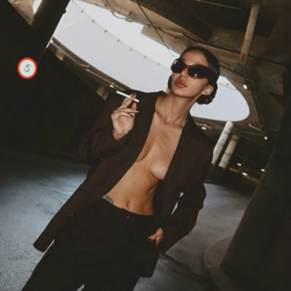 Səmra yenə iddialı  fotolar çəkdirdi