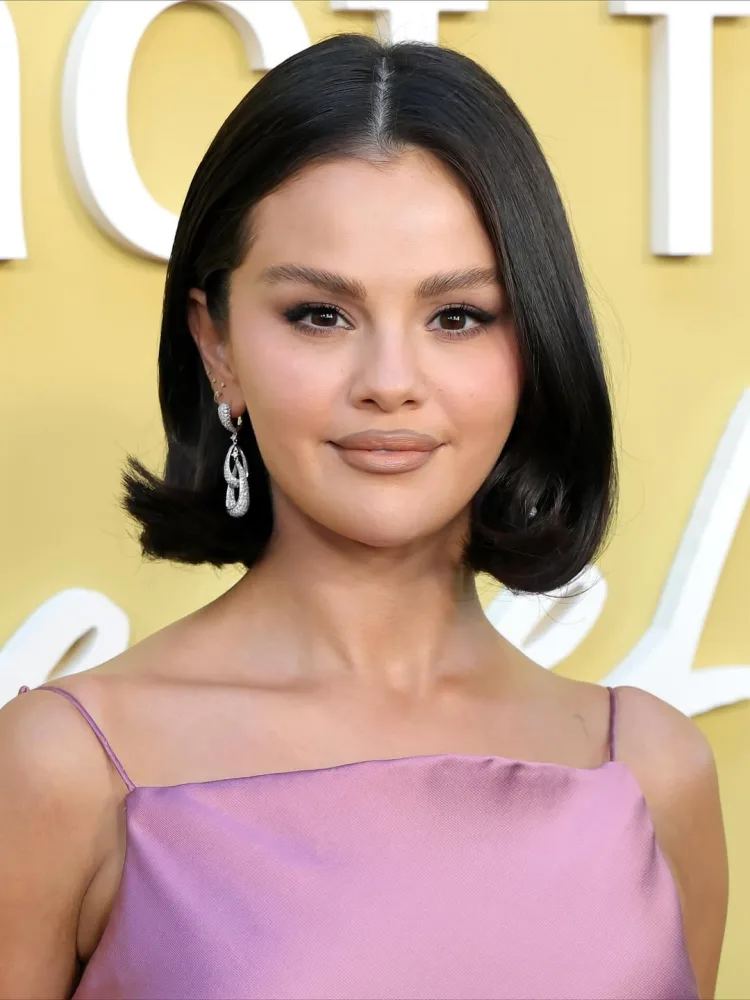 Selena qırmızı xalçada zərif stili ilə