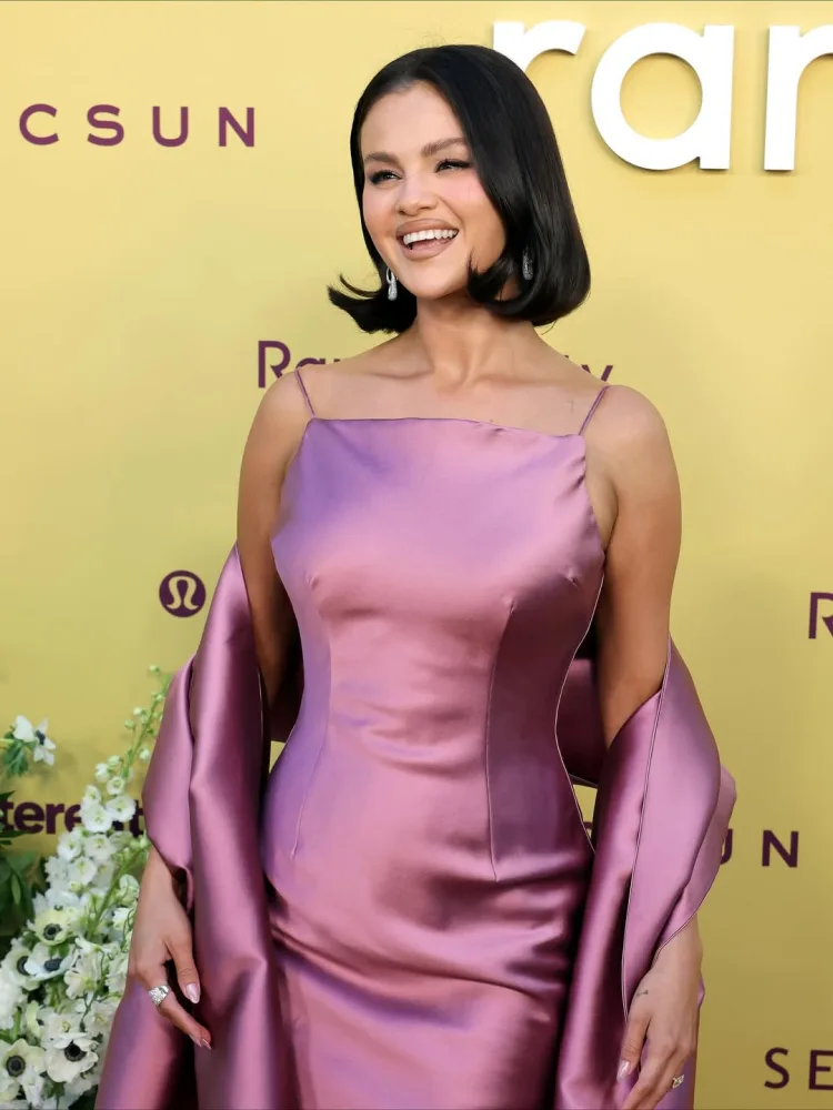 Selena qırmızı xalçada zərif stili ilə