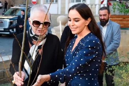 Leyla Əliyeva Yaradıcılıq Mərkəzində ağacı əkdi - Fotolar