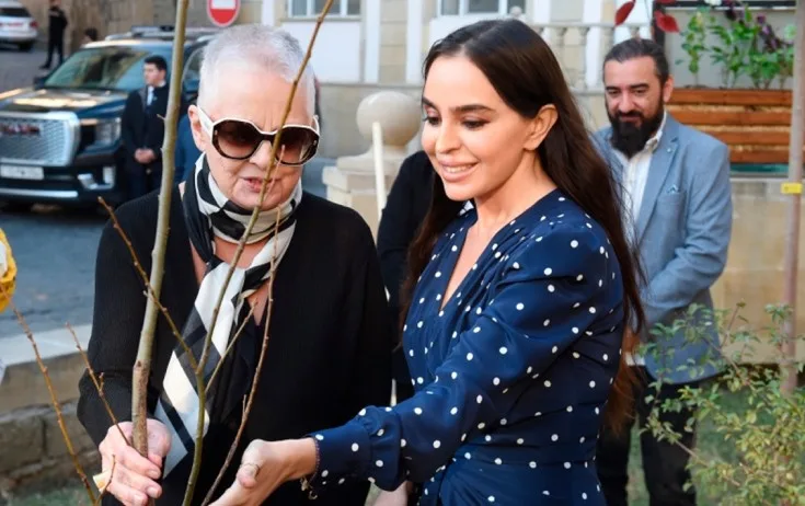 Leyla Əliyeva Yaradıcılıq Mərkəzində ağacı əkdi - Fotolar