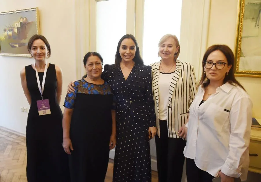 Leyla Əliyeva Yaradıcılıq Mərkəzində ağacı əkdi - Fotolar