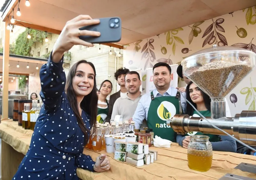 Leyla Əliyeva Yaradıcılıq Mərkəzində ağacı əkdi - Fotolar