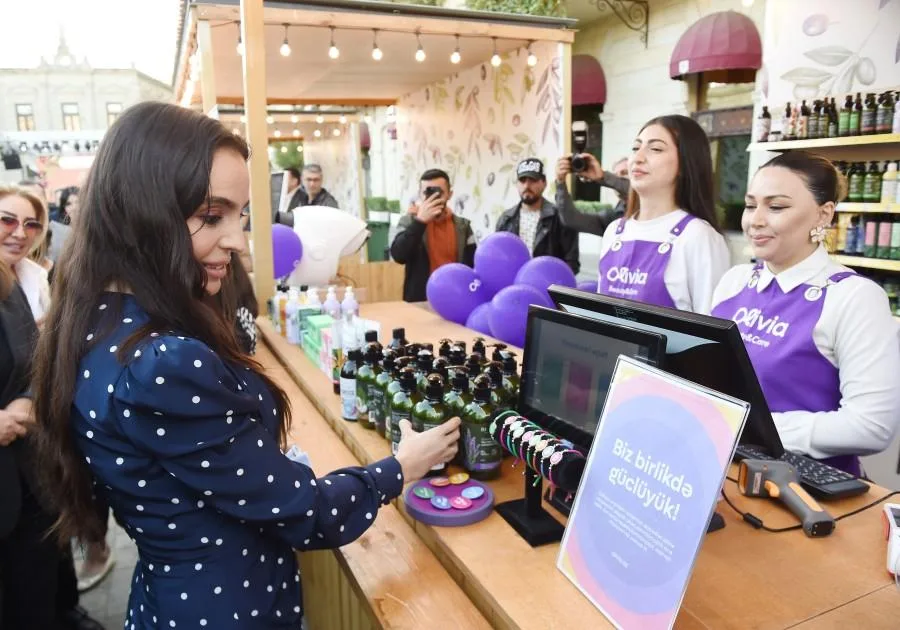 Leyla Əliyeva Yaradıcılıq Mərkəzində ağacı əkdi - Fotolar