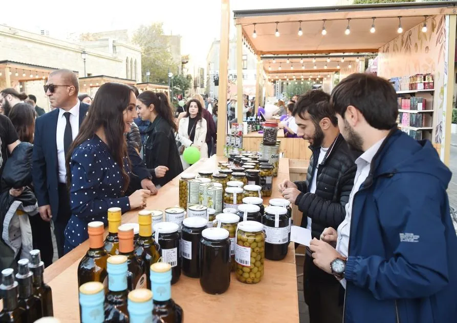 Leyla Əliyeva Yaradıcılıq Mərkəzində ağacı əkdi - Fotolar