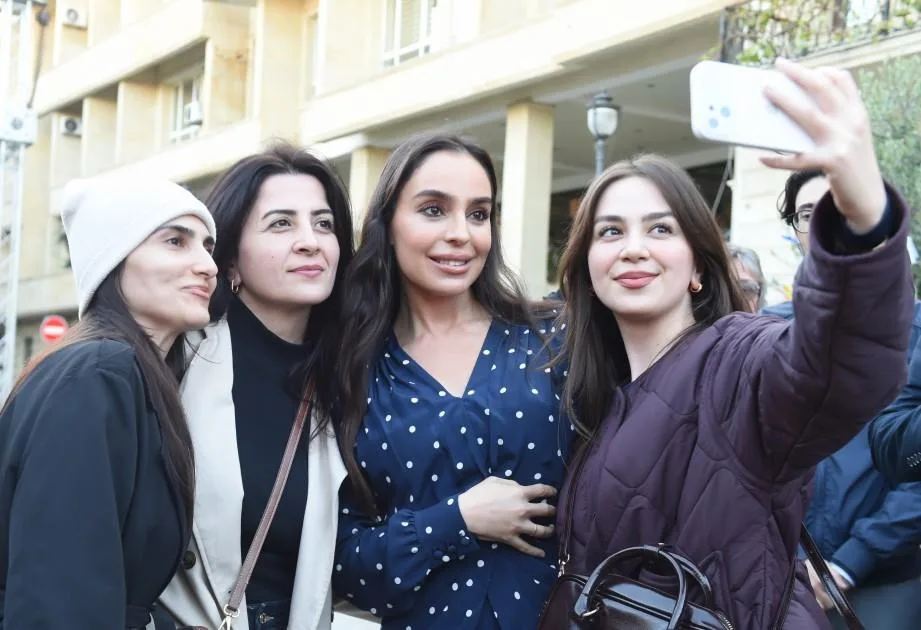 Leyla Əliyeva Yaradıcılıq Mərkəzində ağacı əkdi - Fotolar