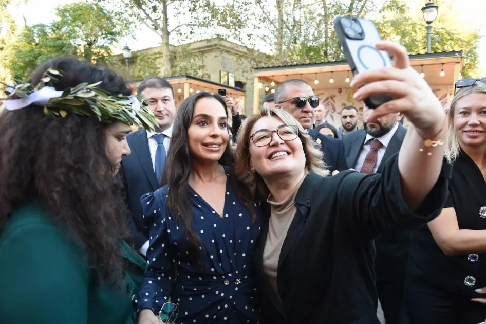 Leyla Əliyeva Yaradıcılıq Mərkəzində ağacı əkdi - Fotolar