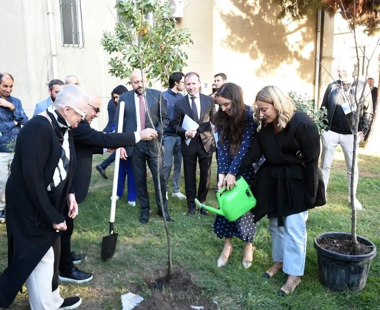 Leyla Əliyeva Yaradıcılıq Mərkəzində ağacı əkdi - Fotolar