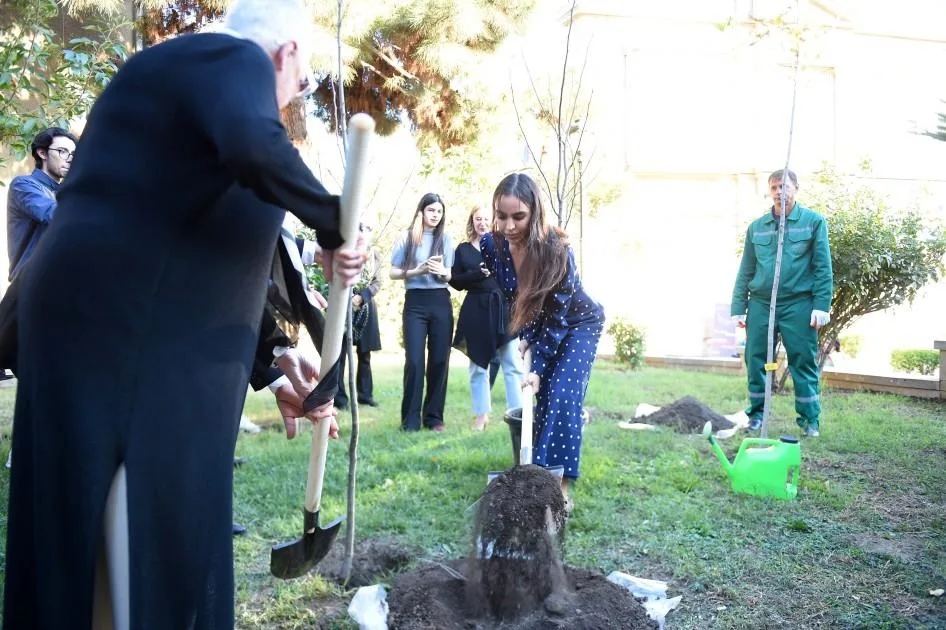 Leyla Əliyeva Yaradıcılıq Mərkəzində ağacı əkdi - Fotolar