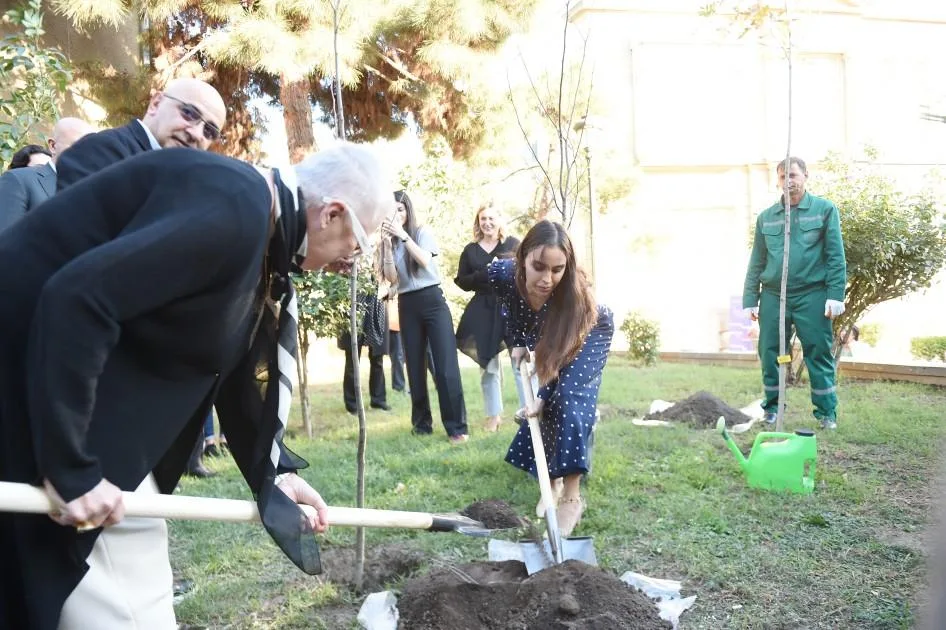 Leyla Əliyeva Yaradıcılıq Mərkəzində ağacı əkdi - Fotolar