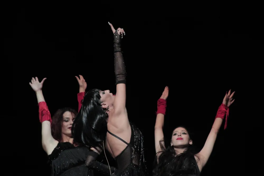 Caz, ehtiras və Dilarə Kazımova – Bakıda “Chicago” müzikli alqışlarla qarşılandı!