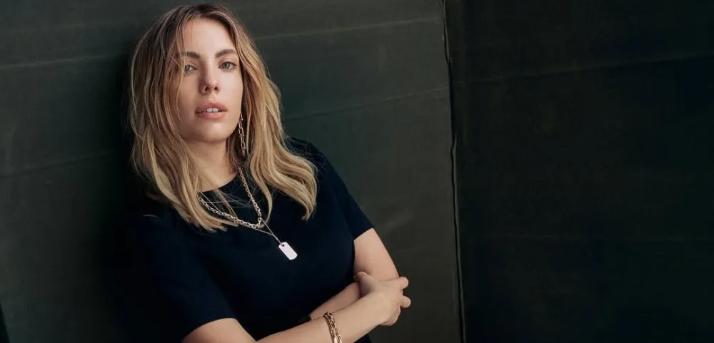 Eda Ece ailəsi ilə bağlı danışdı