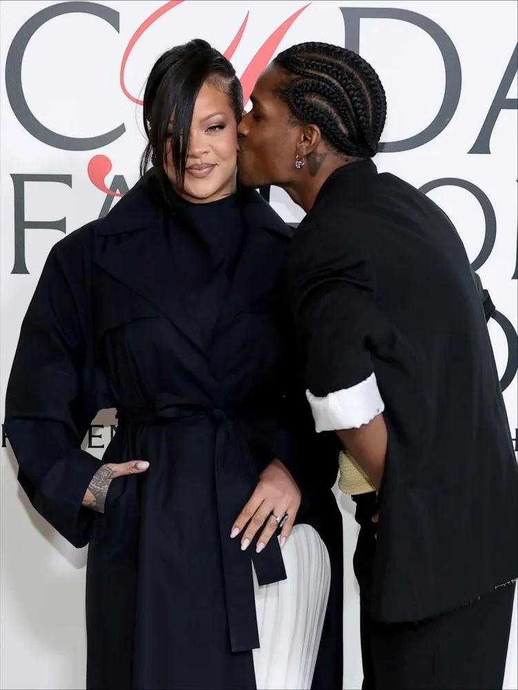 Rihanna ana olduqdan sonra ilk dəfə görüntüləndi