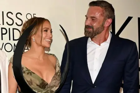 Öpüşərkən görüntüləndilər