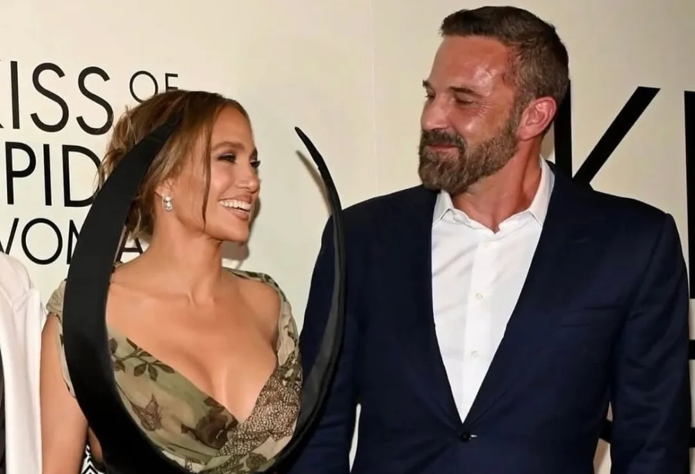 Öpüşərkən görüntüləndilər