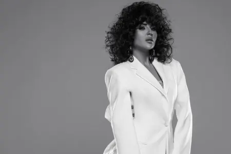 Gülay fərqli stildə görüntüləndi