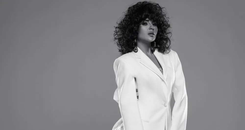 Gülay fərqli stildə kamera qarşısına keçdi 