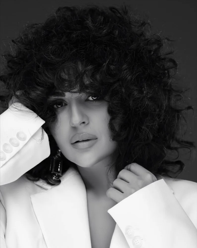 Gülay fərqli stildə kamera qarşısına keçdi 