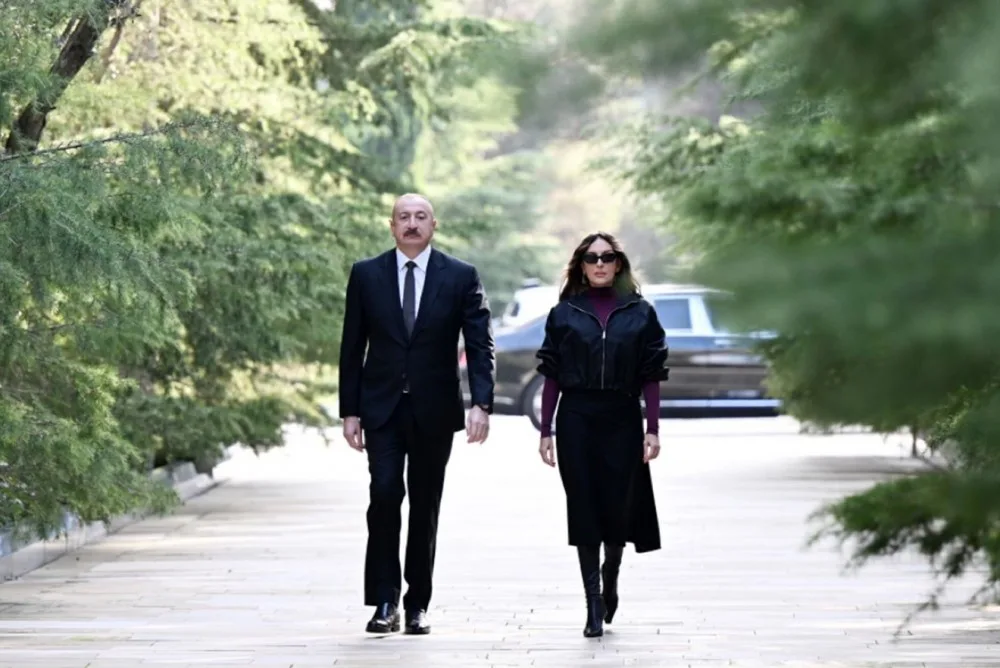 Prezident və xanımı Heydər Əliyevin məzarını ziyarət etdi - Fotolar