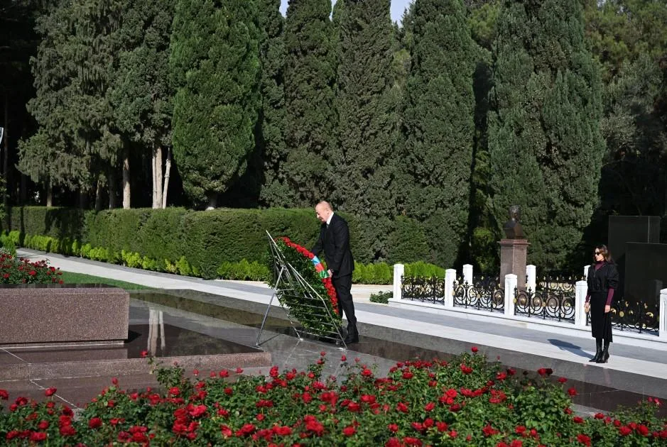 Prezident və xanımı Heydər Əliyevin məzarını ziyarət etdi - Fotolar