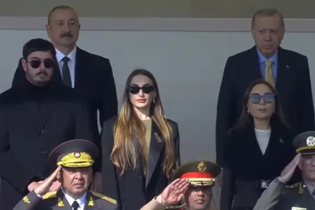 Prezidentin oğlu ilə gəlini hərbi paradda - Foto
