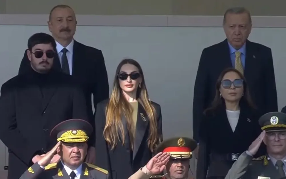 Prezidentin oğlu ilə gəlini hərbi paradda - Foto
