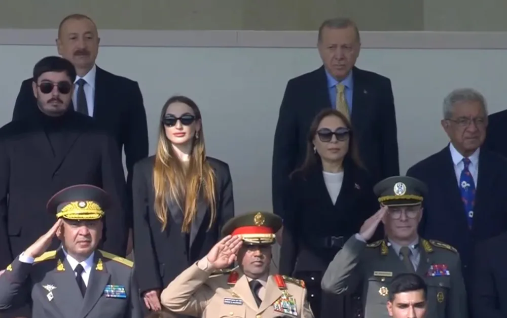 Prezidentin oğlu ilə gəlini hərbi paradda - Foto