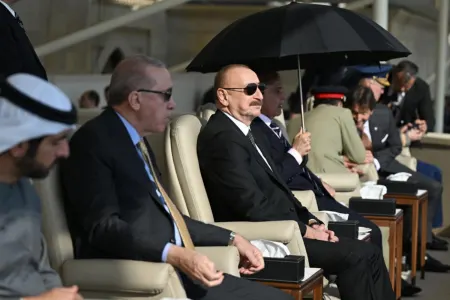 Liderlər hərbi paradı izlədilər!