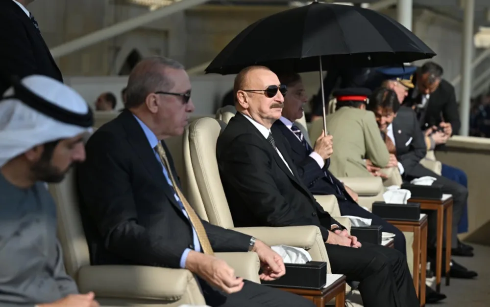 Liderlər hərbi paradı izlədilər!