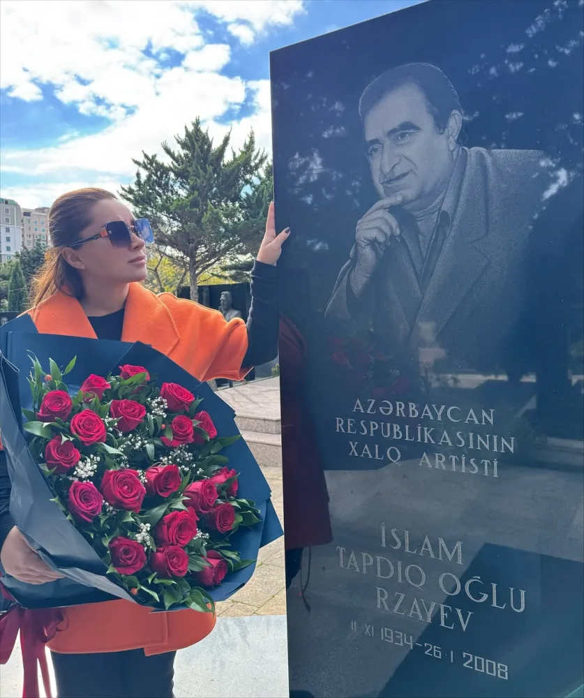 Xatirə İslam müəlliminin məzarını ziyarət etdi