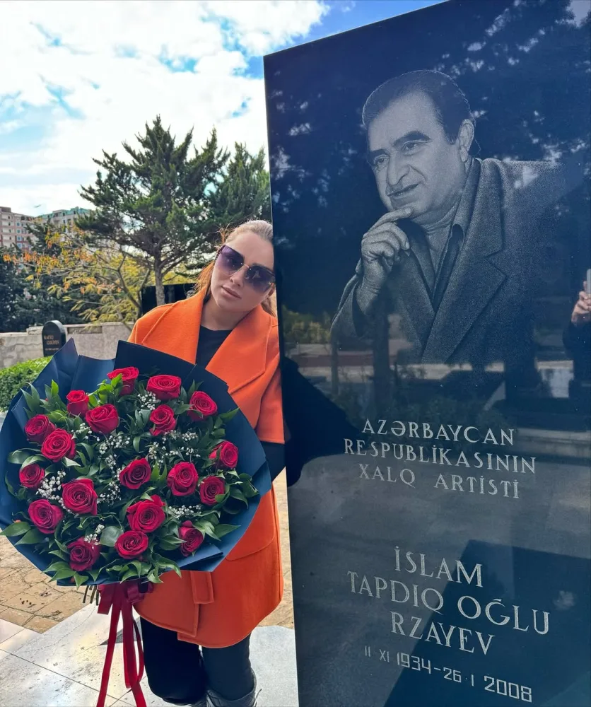 Xatirə İslam müəlliminin məzarını ziyarət etdi