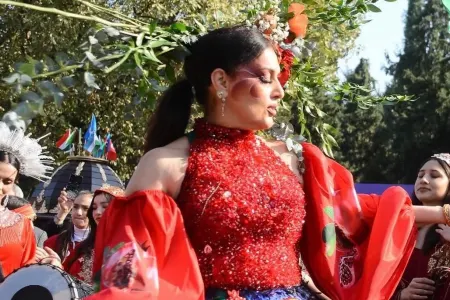 Fərqli geyim və obrazı ilə diqqət çəkdi