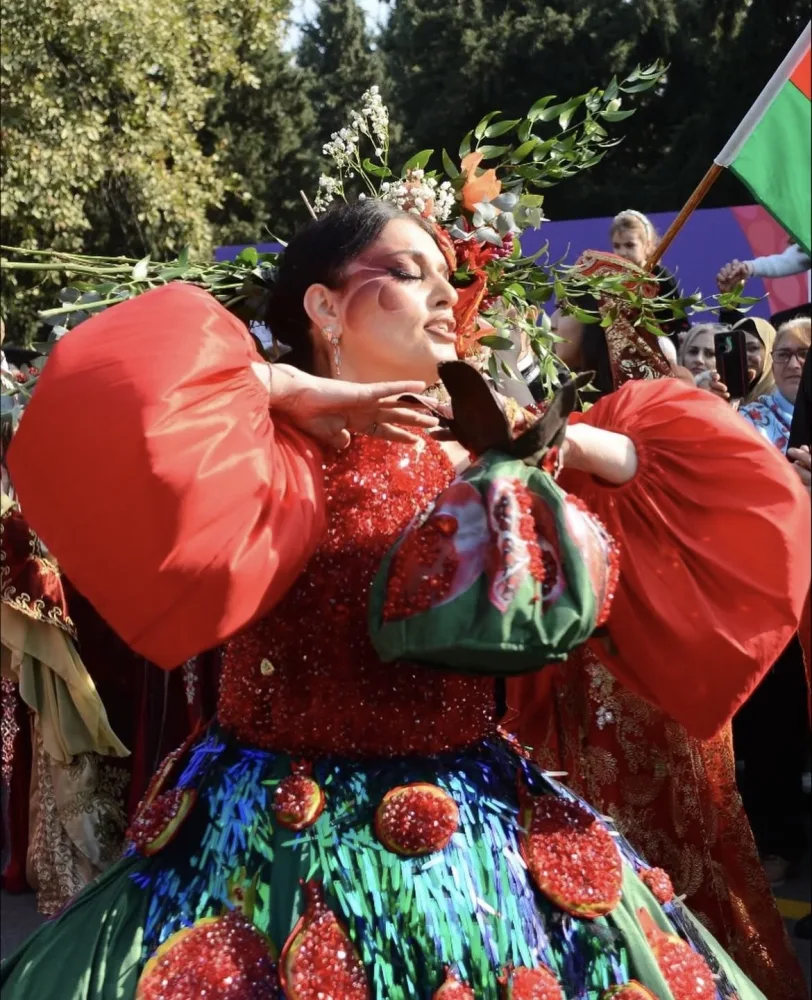 Fərqli geyim və obrazı ilə diqqət çəkdi