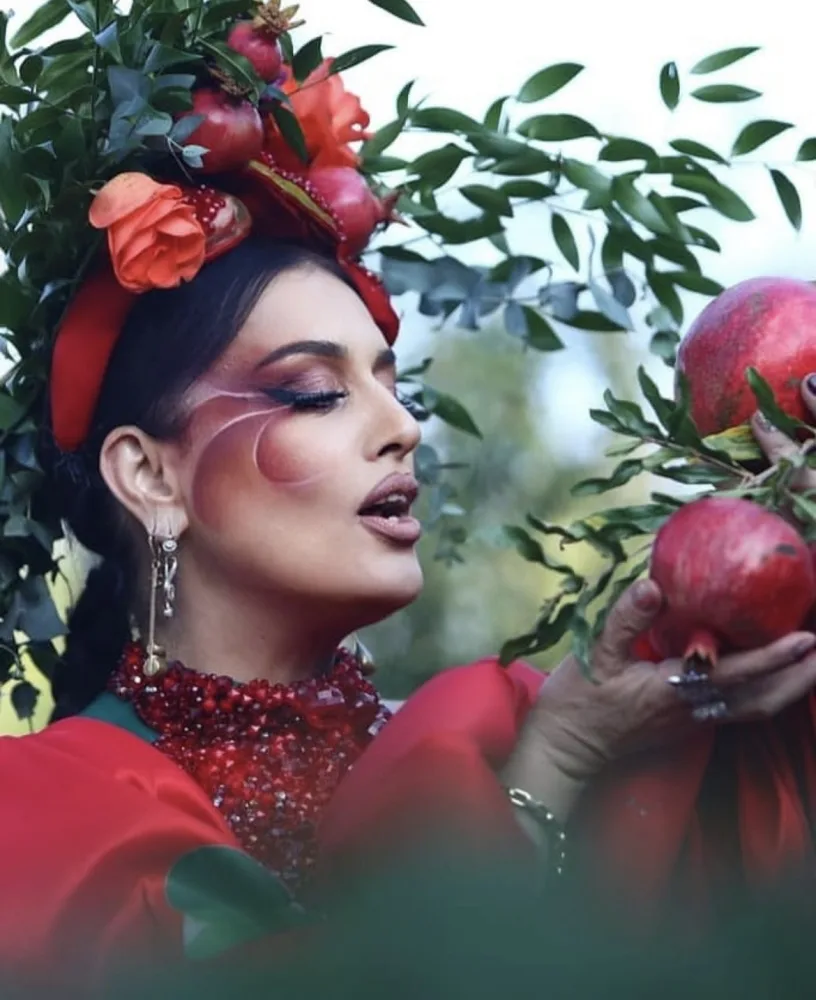 Fərqli geyim və obrazı ilə diqqət çəkdi