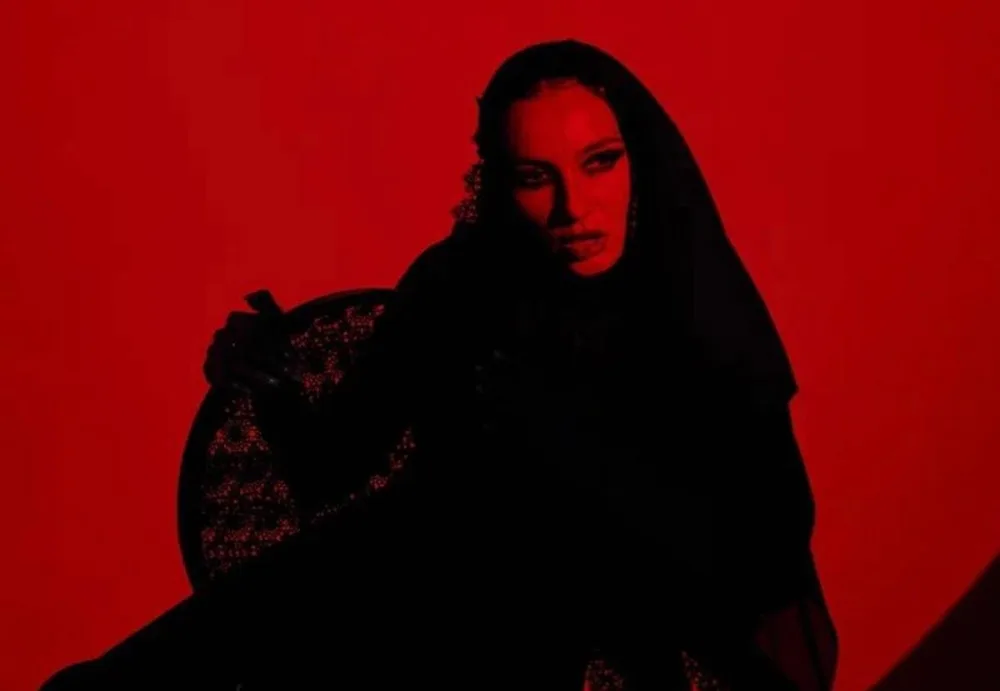 Dilarədən sürpriz tərz: “Mamma mafia” 