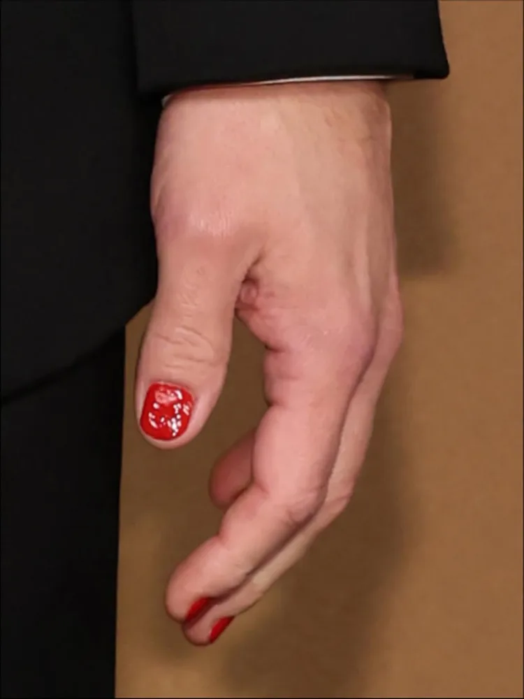 Aktyor qırmızı dırnaq boyası ilə gündəm oldu