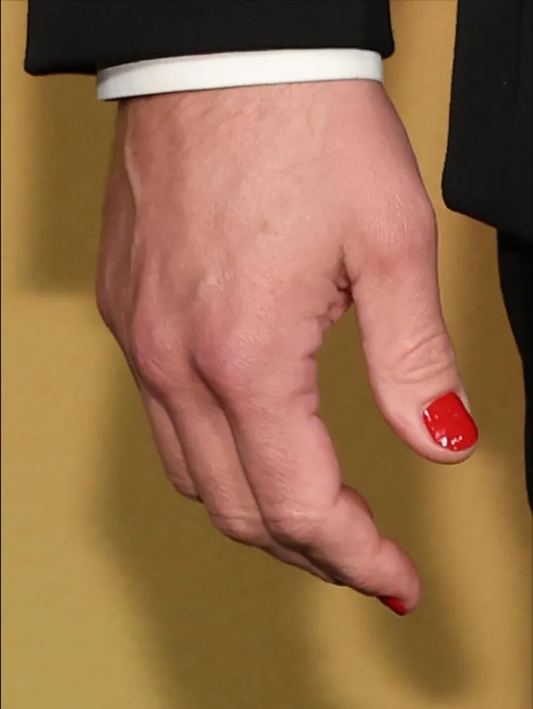 Aktyor qırmızı dırnaq boyası ilə gündəm oldu