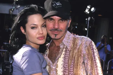 Keçmiş əri Ancelinanın qanını şüşə qabda saxlamasından danışdı