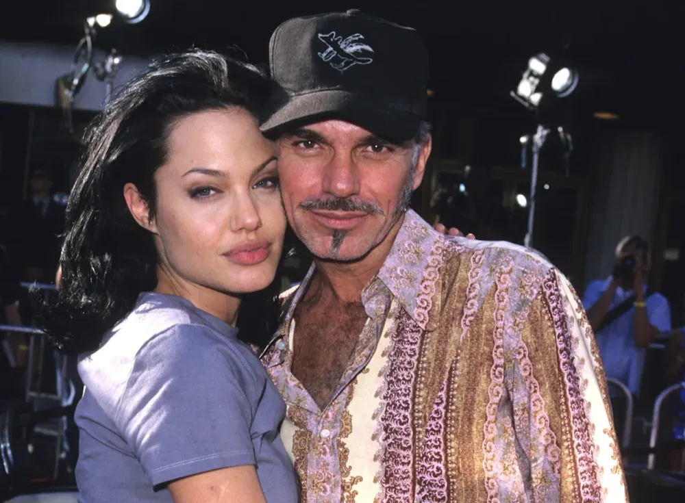 Keçmiş əri Ancelinanın qanını şüşə qabda saxlamasından danışdı