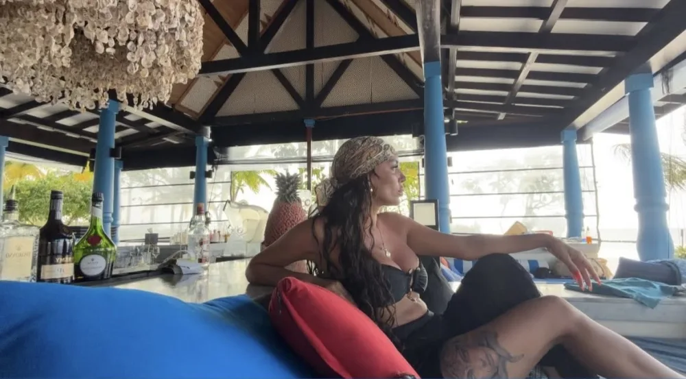 Renka Maldivdə dincəlir