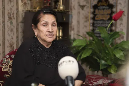 Roza Cəlilovanın nəşi Təzəpir məscidinə aparıldı... - Yenilənir