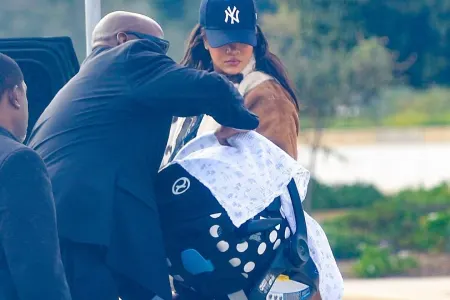 Rihanna ilk dəfə körpəsi ilə görüntüləndi