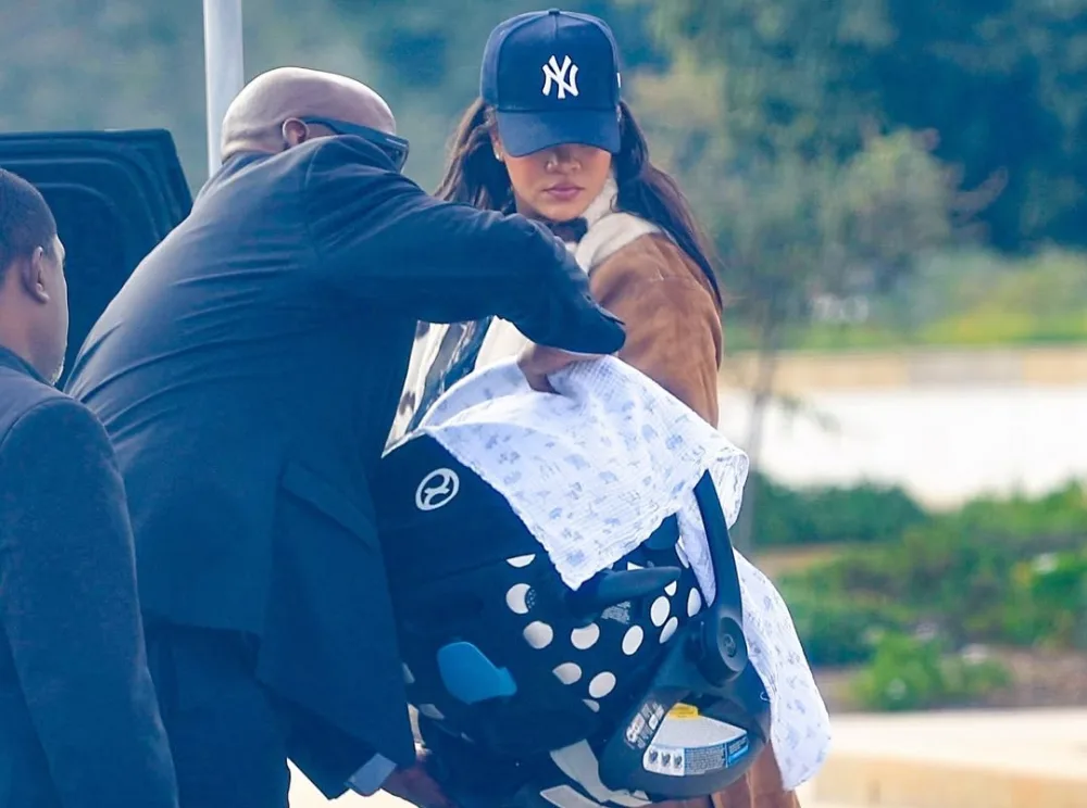Rihanna ilk dəfə körpəsi ilə görüntüləndi