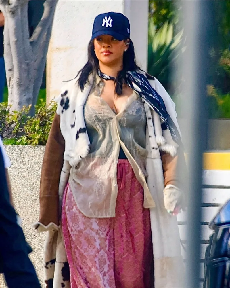 Rihanna ilk dəfə körpəsi ilə görüntüləndi