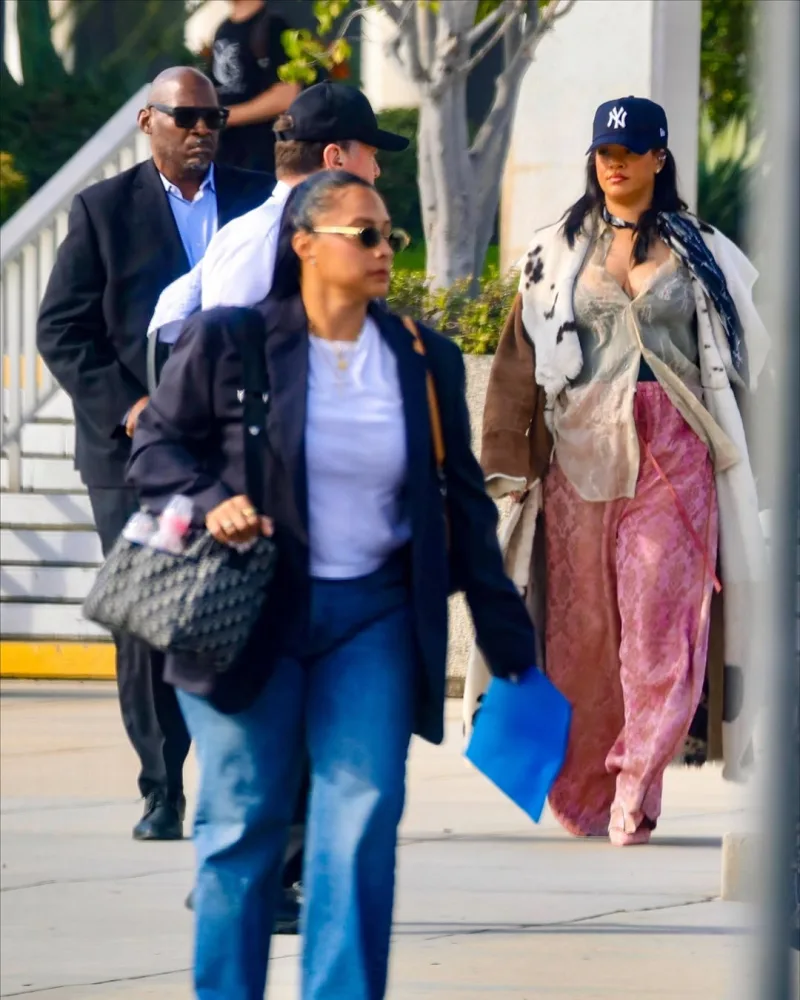 Rihanna ilk dəfə körpəsi ilə görüntüləndi