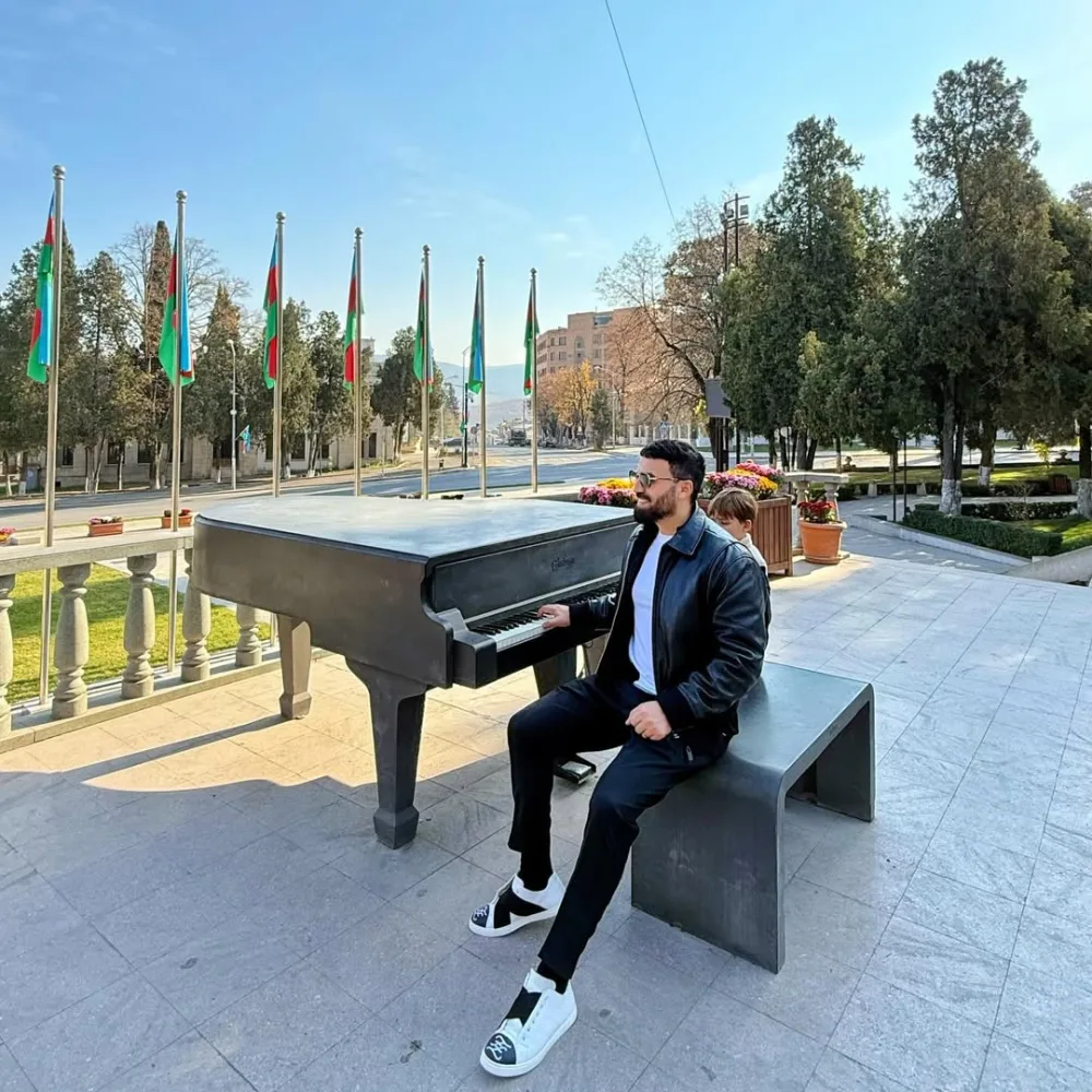 Zamiq Xankəndində “Cənnətim Qarabağ” oxudu